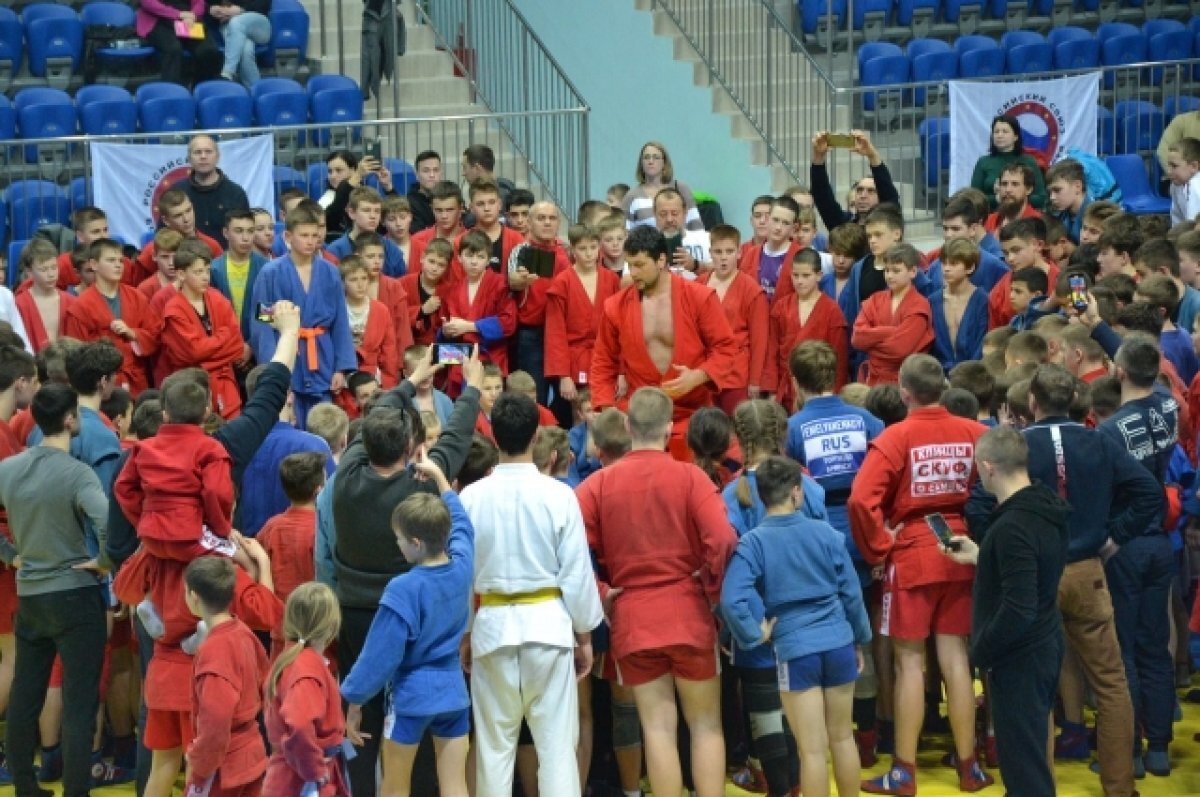    Брянский чемпион Артем Осипенко провел мастер-класс для молодых самбистов