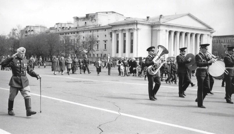 На Театральной площади во время парада в честь Дня Победы. г. Киров. 1991 г. Фото: В. Коваленко.