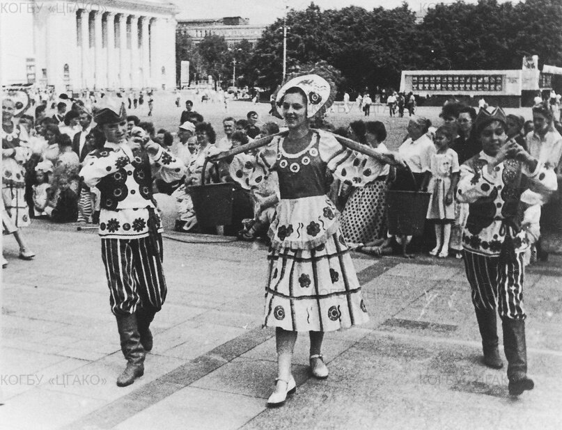 Детский коллектив «Ветерок» из ДК «Космос» выступает на Дне города на Театральной площади. г. Киров. 11 июня 1991 г. Фото: Ю. Шишкин (ЦГАКО).