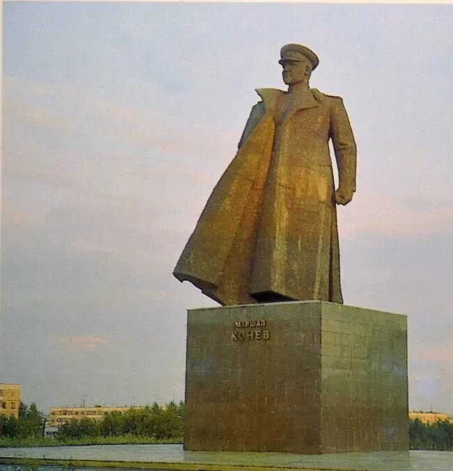 Памятник маршалу И.С. Коневу. После ремонтных работ монумент Коневу был установлен в 1995 г. на площади в юго-западной части областного центра. г. Киров. 1995 — 1996 гг.