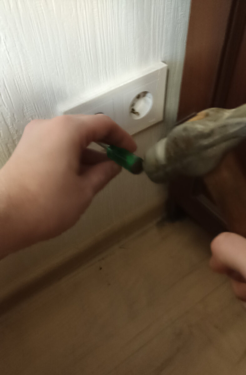 Пришлось держать телефон ногами. Догадайтесь чем я фоткал, ведь обе руки заняты😅. 