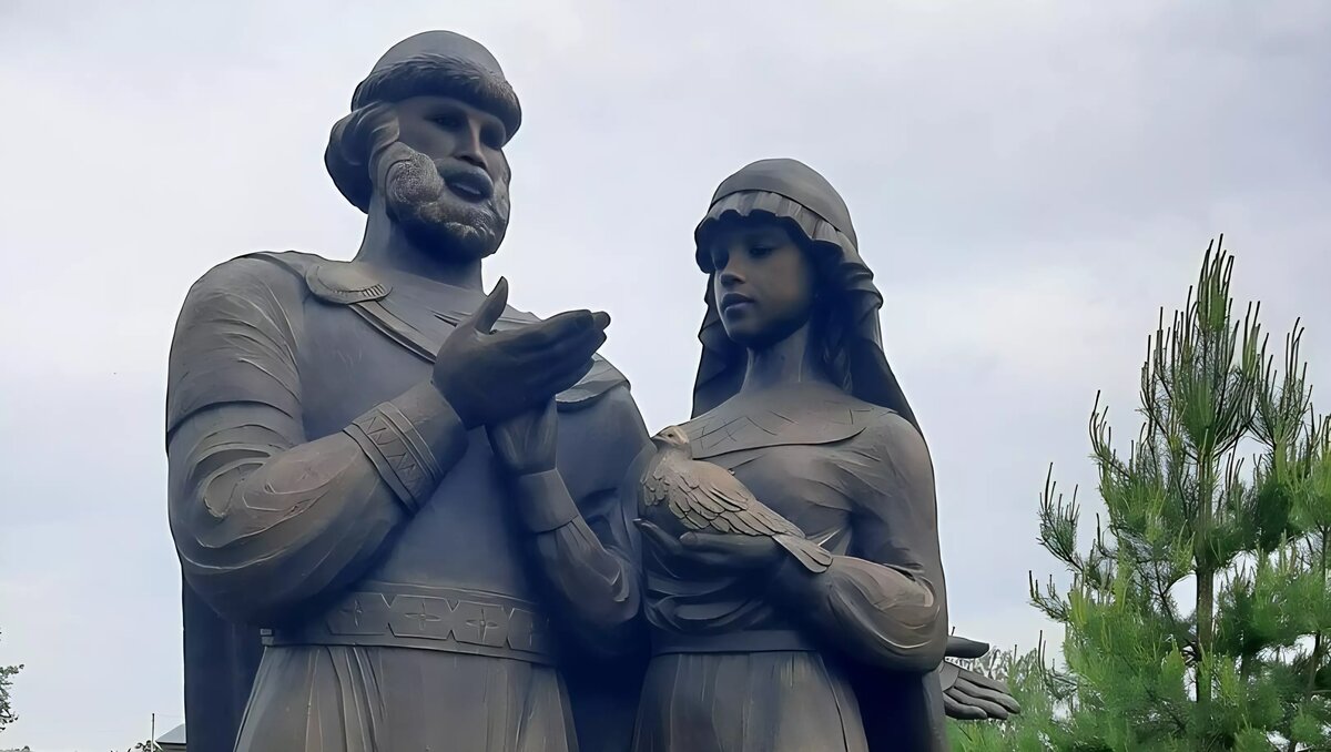     За прошедший год в городах и районах нашей республики появилось немало новых любопытных скульптур. Одни из них уже хорошо известны жителям, о других пока знают немногие. Но у каждой своя история и каждая по-своему уникальна. Семь из них — в нашем сегодняшнем топе.