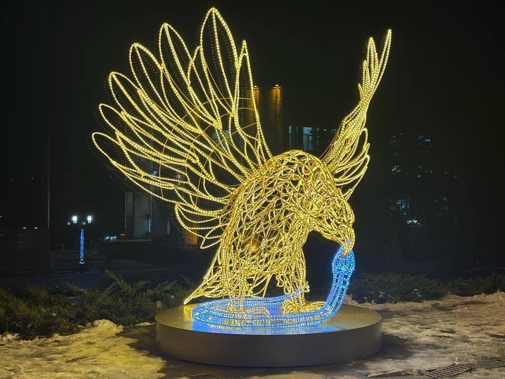 Новогодняя инсталляция, подарена городу от СБЕРА. Наш символ - орёл, терзающий змею.