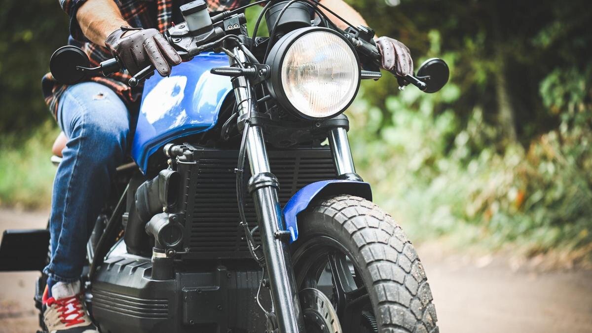    Мужчина на мотоцикле:elenaleonova / Getty Images