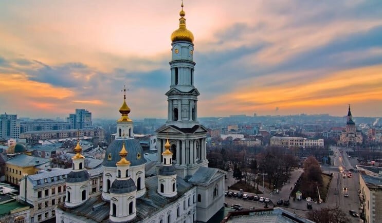 Успенский собор – старейший в Харькове, построен первыми поселенцами, как деревянная церковь ранее 1654 года. Каменный храм возведен в 1780 году