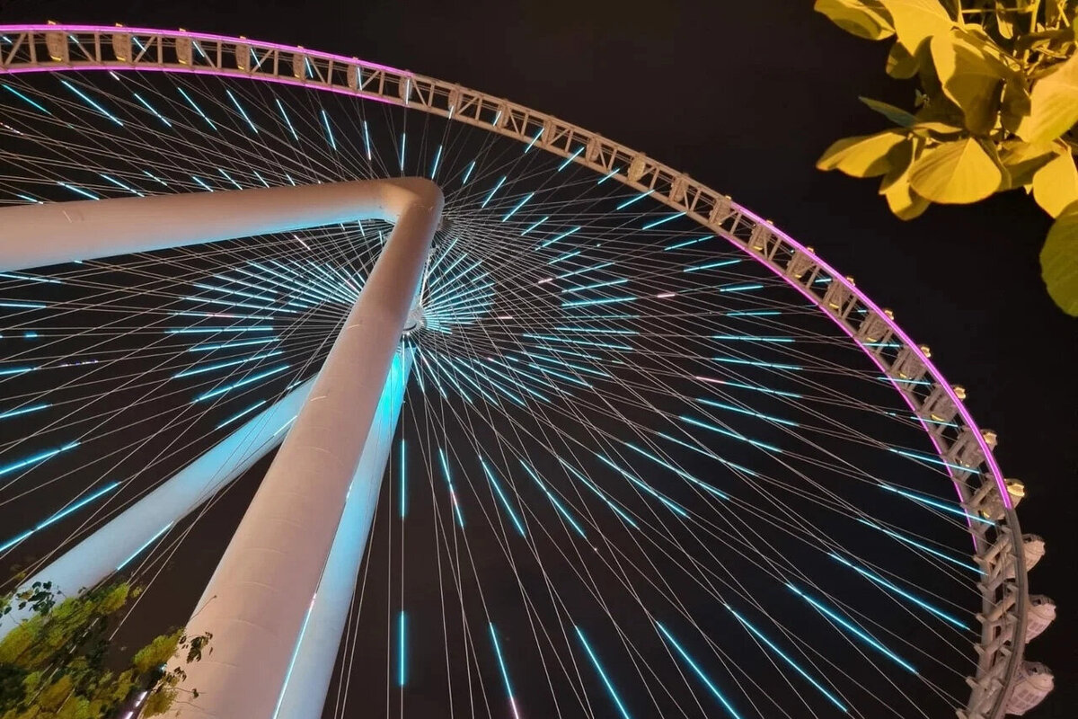 С наступлением темноты на колесе обозрения запускают световое шоу. Фото: Ice S. / Яндекс Карты