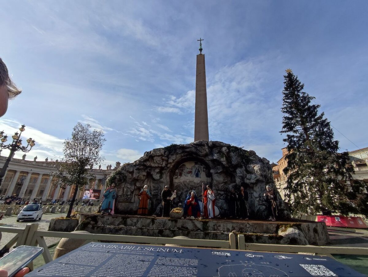 Вертеп на площади Святого Петра- непонятно зачем в сцену добавили монахов-францисканцев