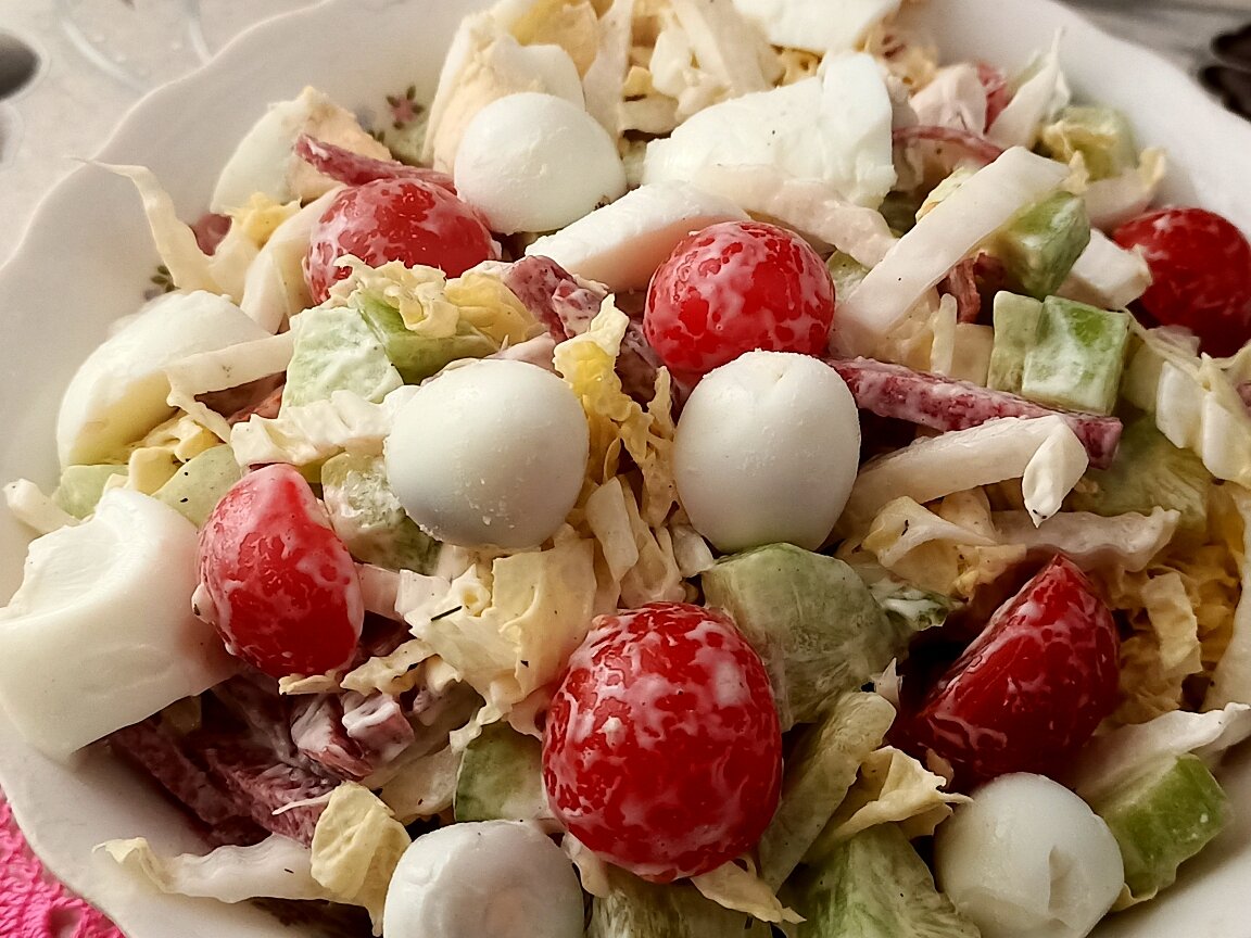 Салат: черри, огурец, пекинская капуста, яйца, колбаса копченая, майонез