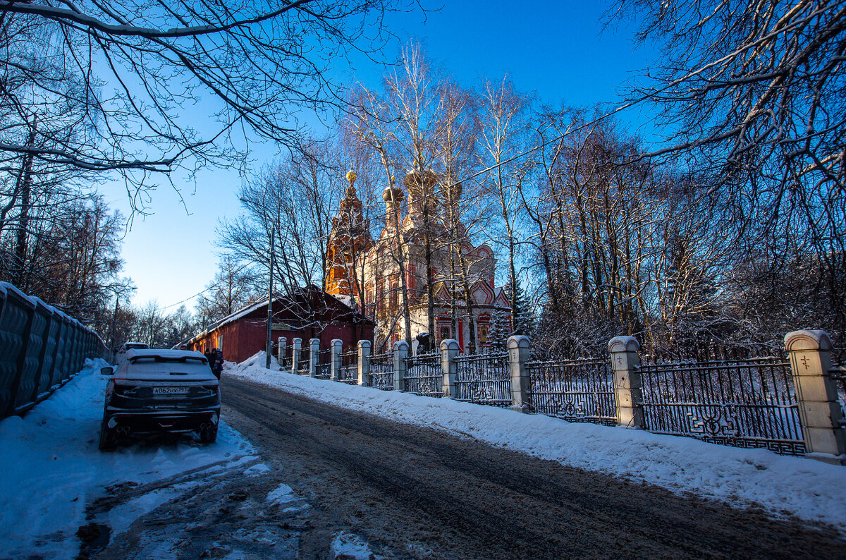 Храм Спаса Нерукотворного Образа на Сетуни в бывшем селе Манухино-Спасское (Спас на Сетуни, Спас-Сетунь). Москва. Фото автора статьи (листайте галерею, ещё 1 фото)