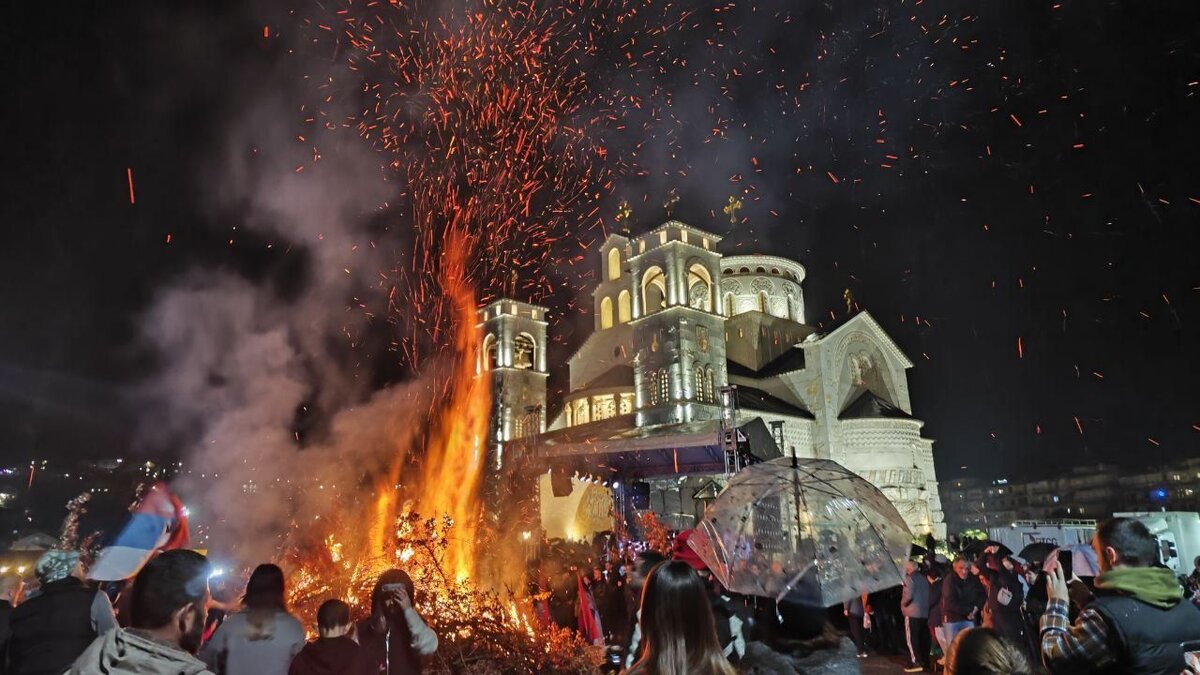 Горящий бадняк в Баре