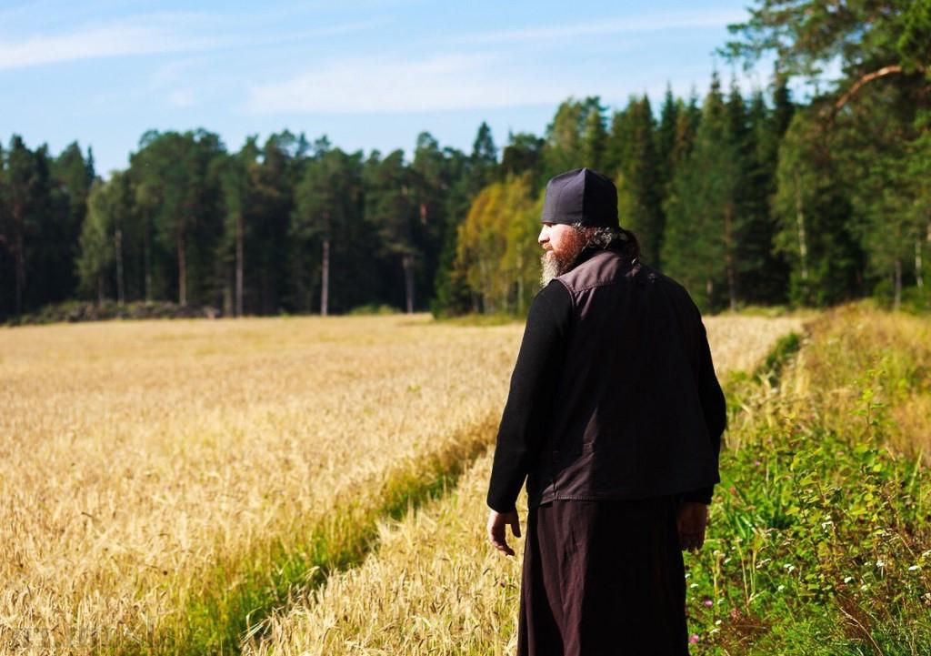 Можно ли пожертвовать деньги лично батюшке?