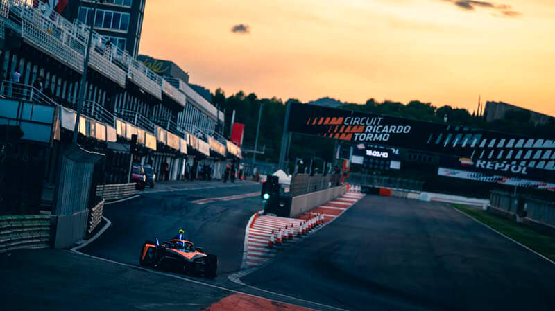 Андрей борисов ведущий пусть говорят. Пусть говорят главная интрига лета анонс. Интригующий. Малахов пусть говорят главная интрига лета. Смешные мемы про интриги.