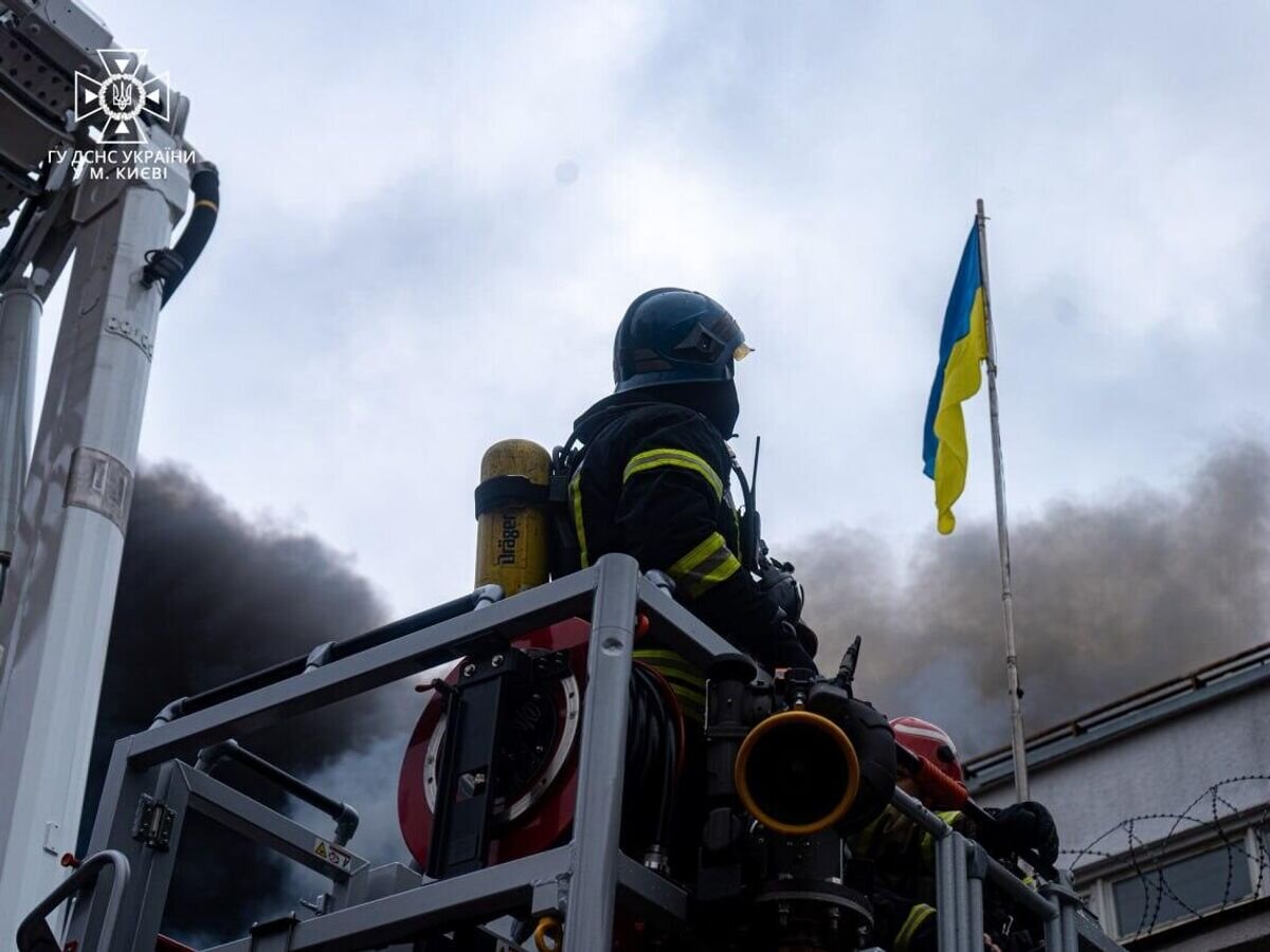    Тушение пожара в Киеве© Фото : ДСНС України
