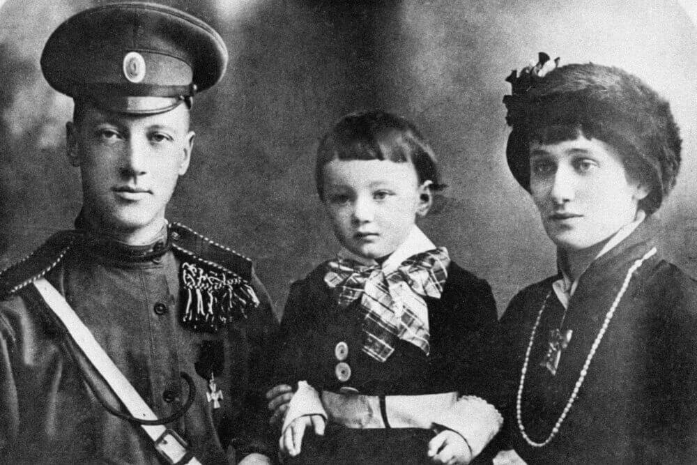 Лев с родителями. Источник: rg.ru