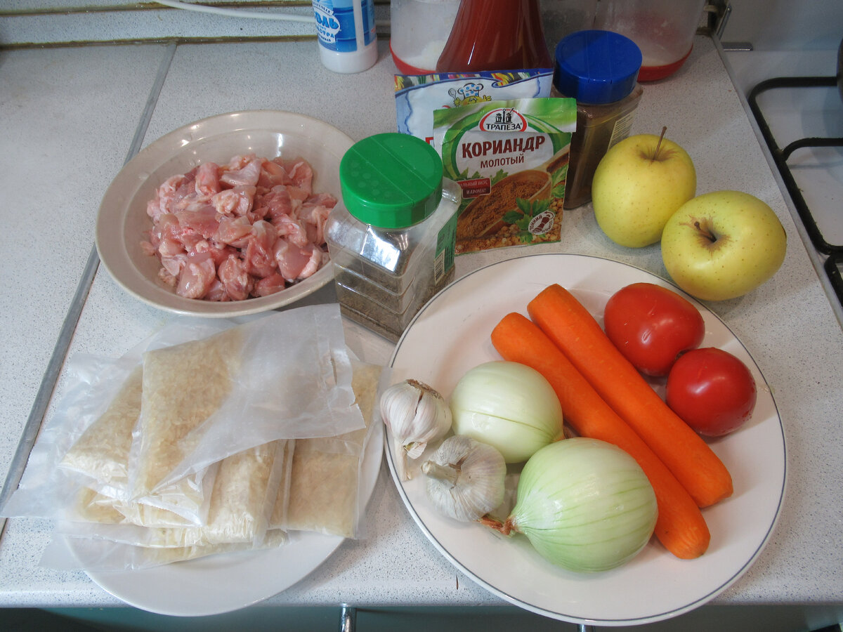 Состав плова: куриные бедрышки,пропаренный рис, лук, морковь, специи,помидоры, яблоки и чеснок - моё фото