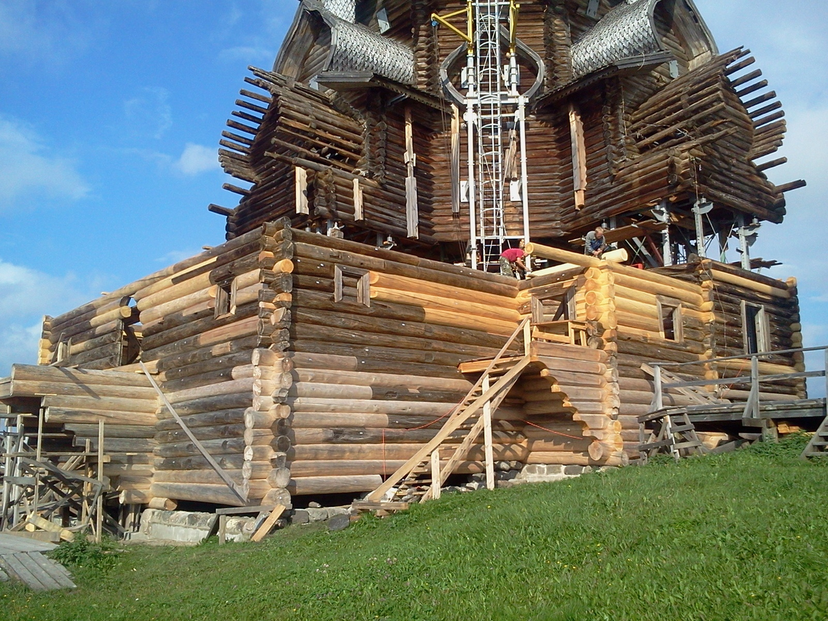 Хорошо видно старые и новые бревна.