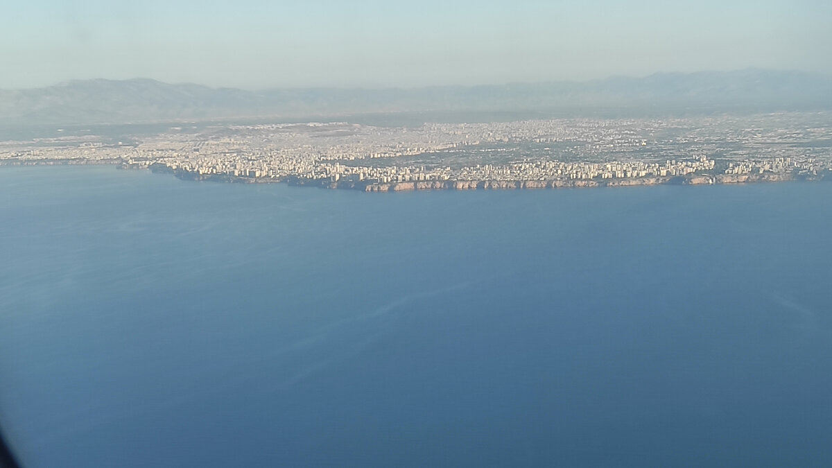 Летят люди в Анталью. Фото: Кирилл Полиенко/Polienko: путешествуем вдвоём