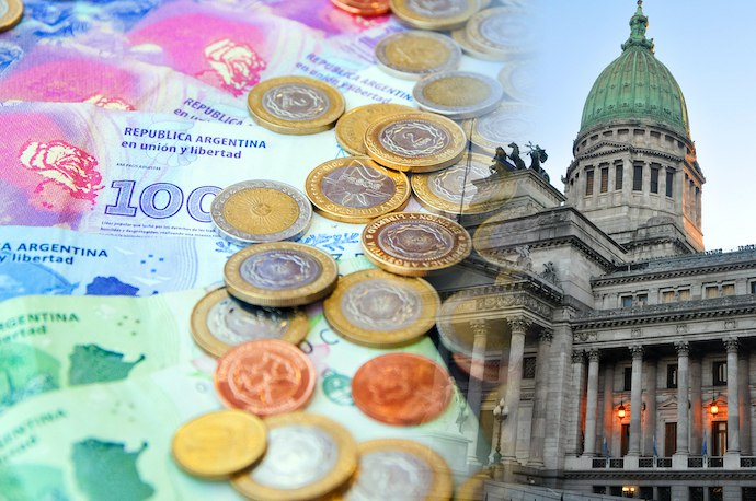 В данный момент, в Аргентине  используются банкноты номиналом 10,20,50,100, 500, 1000 и 2000 песо (1 арг песо = 0.1 RUB)