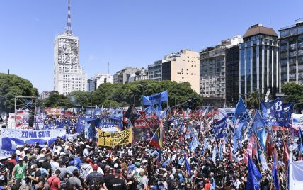 Похожая картина, стала регулярной для Буэнос-Айреса в последние годы. Массовые протесты (50-200 тыс человек) проходили до выборов практически еженедельно