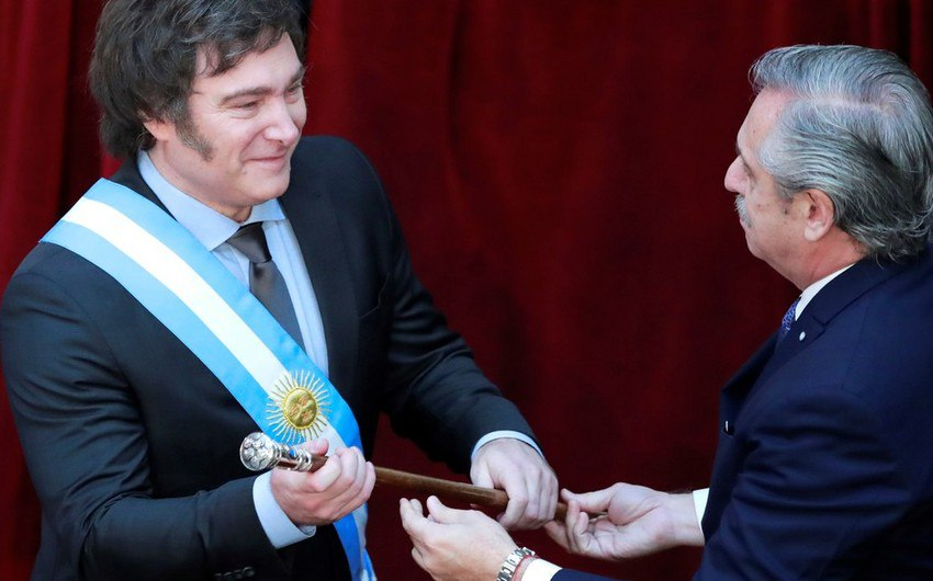 Во время инаугурации президент Аргентины Хавьер Милей получил от своего предшественника жезл, который является одним из символов власти. На жезле изображены пять собак-клонов, принадлежащих новому аргентинскому лидеру