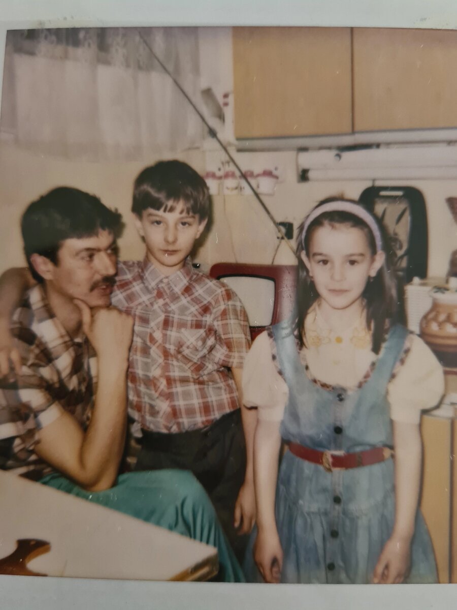 Отец, брат и я. Год приерно 1993.