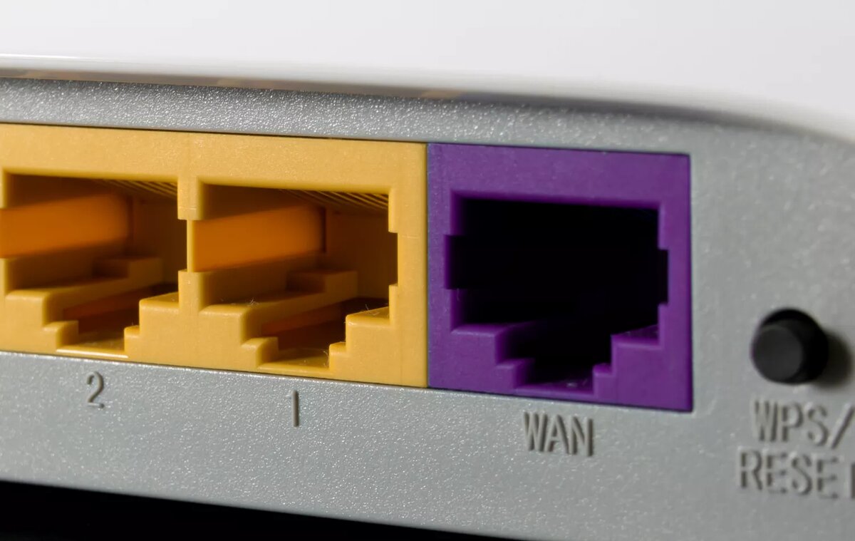 Другой конец кабеля Ethernet подключите к порту WAN на дополнительном маршрутизаторе, который вы хотите использовать в качестве ретранслятора Wi-Fi.