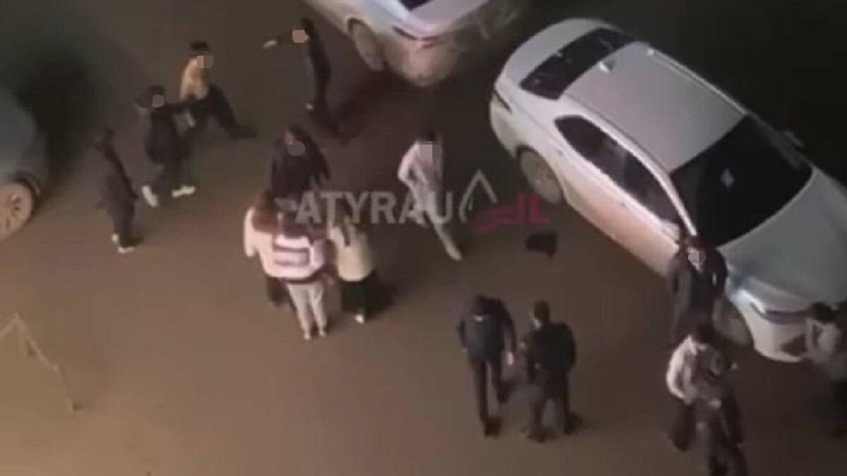 Двор подростки. Дворовая молодежь. Двор подростки. Группа подростков на улице. Подростки на скамейке в парке.