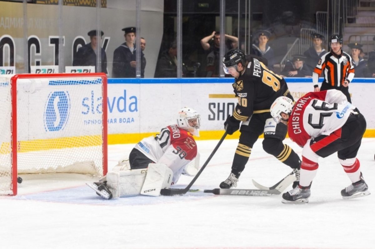    «Адмирал» дома забирает очки у Омска, но уступает в пятом матче подряд