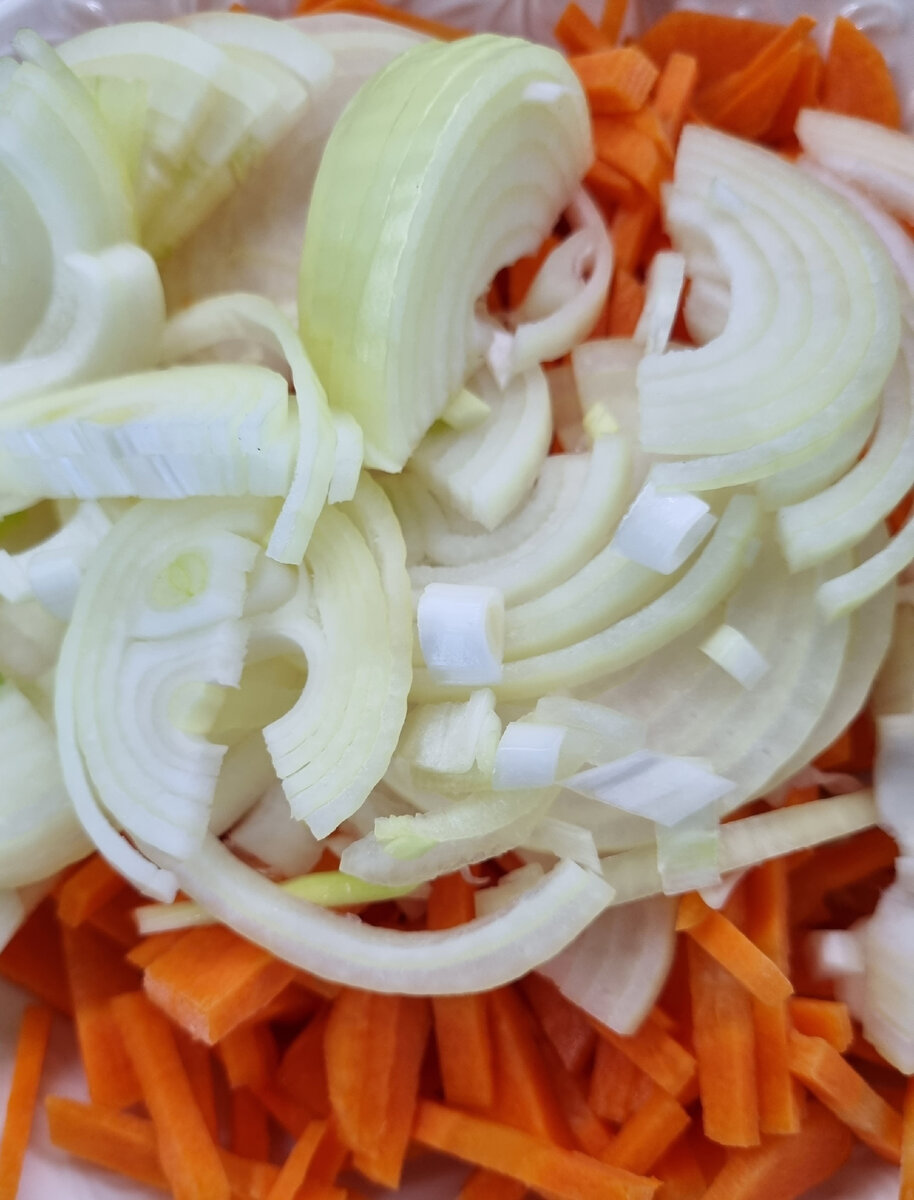 (Как обычно, нарезала и в тарелочку)