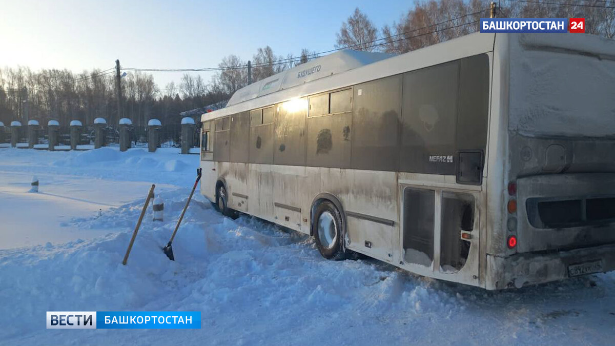 В Абзаково автобус с детьми застрял в снегу | Башкортостан 24 | Дзен