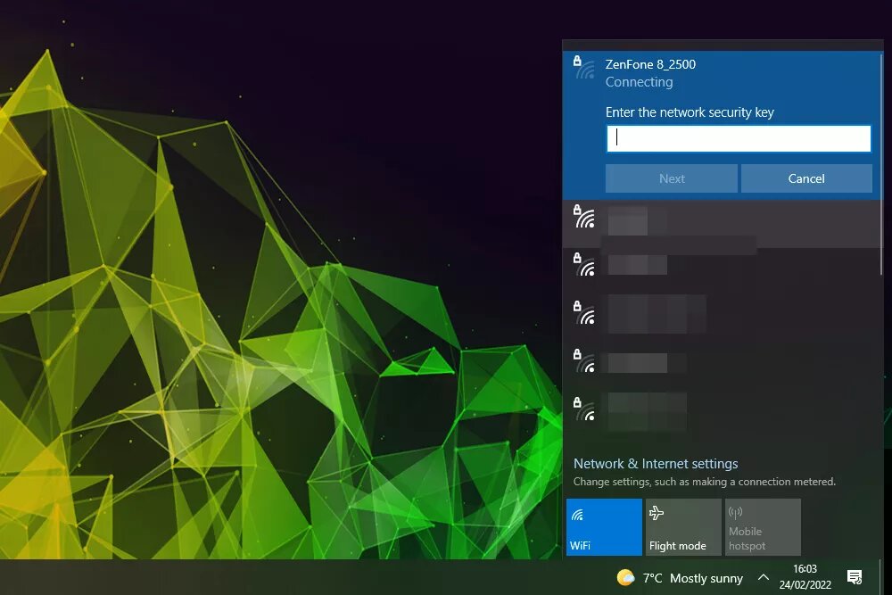 Как в Windows, так и в macOS вам будет предложено ввести пароль сети. Вы сможете увидеть этот пароль на смартфоне с Android или iOS, поэтому проверьте его там, а затем введите на ноутбуке.