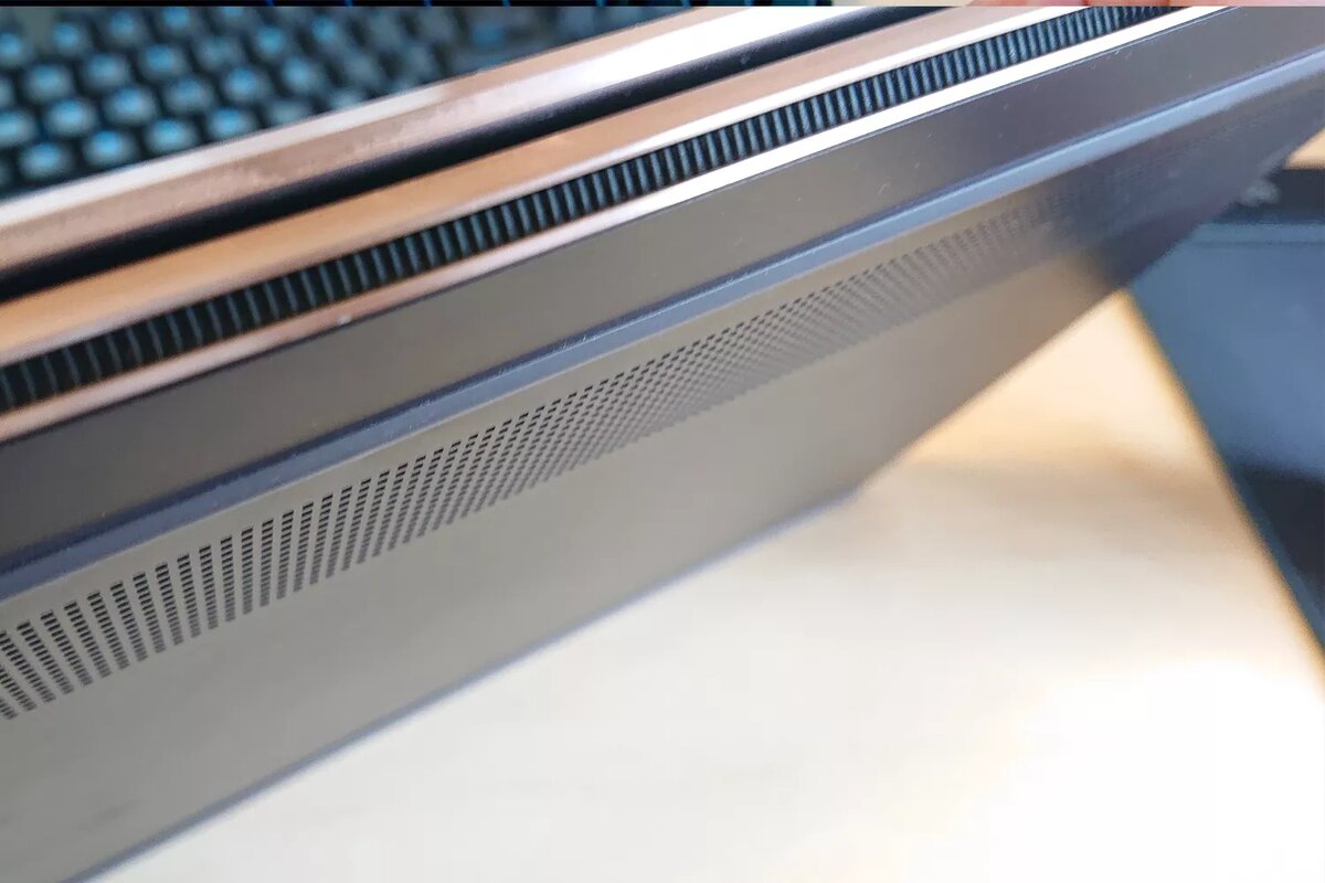 Если вентилятор вашего ноутбука особенно загрязнен или забит пылью, полезно будет продуть сжатым воздухом и вытяжные отверстия. Обычно они находятся на боковой или задней панели ноутбука, но это зависит от модели.