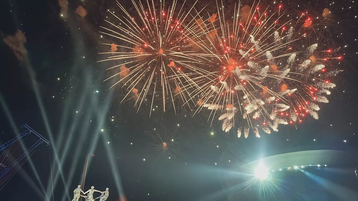     Рассказываем обо всех праздниках и длинных выходных в новом 2024 году.