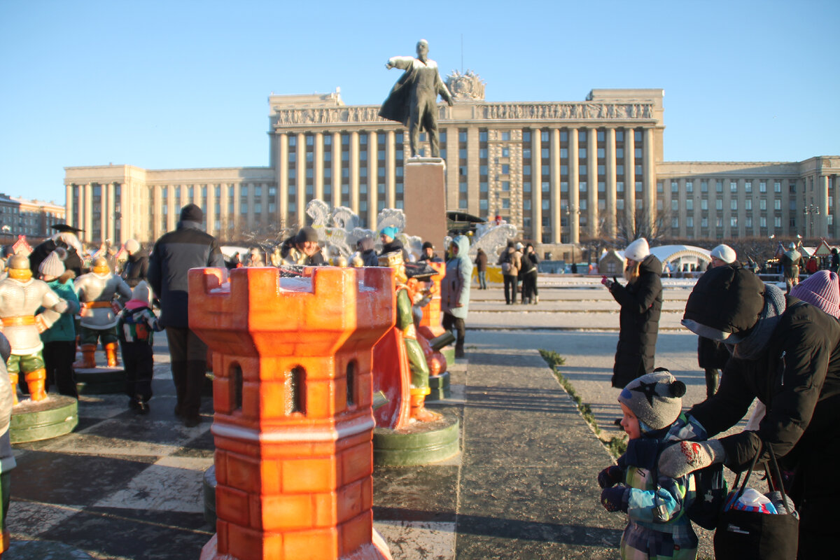 Рождественская ярмарка у Дома Советов. (фото Автора).
