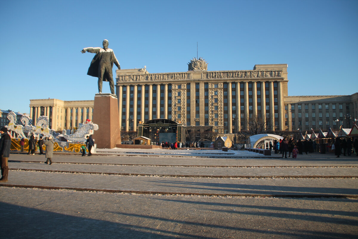 Рождественская ярмарка у Дома Советов. (фото Автора).