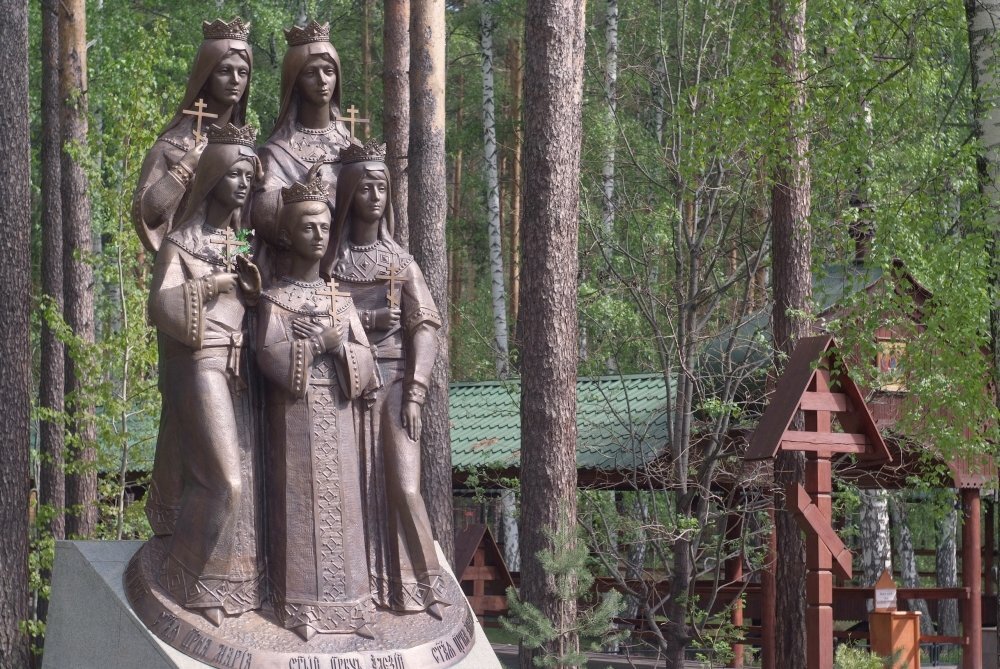 Памятник детям Николая II в Гаиной яме под Екатеринбургом. Фото: fotoxcom.ru