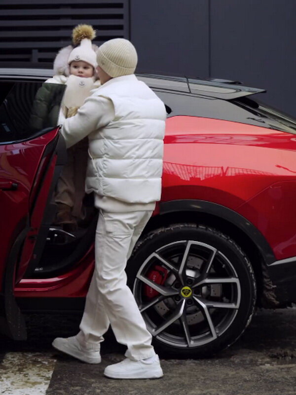 Какая замечательная дочь у Арсения Шульгина - редкие ФОТО зима 2024