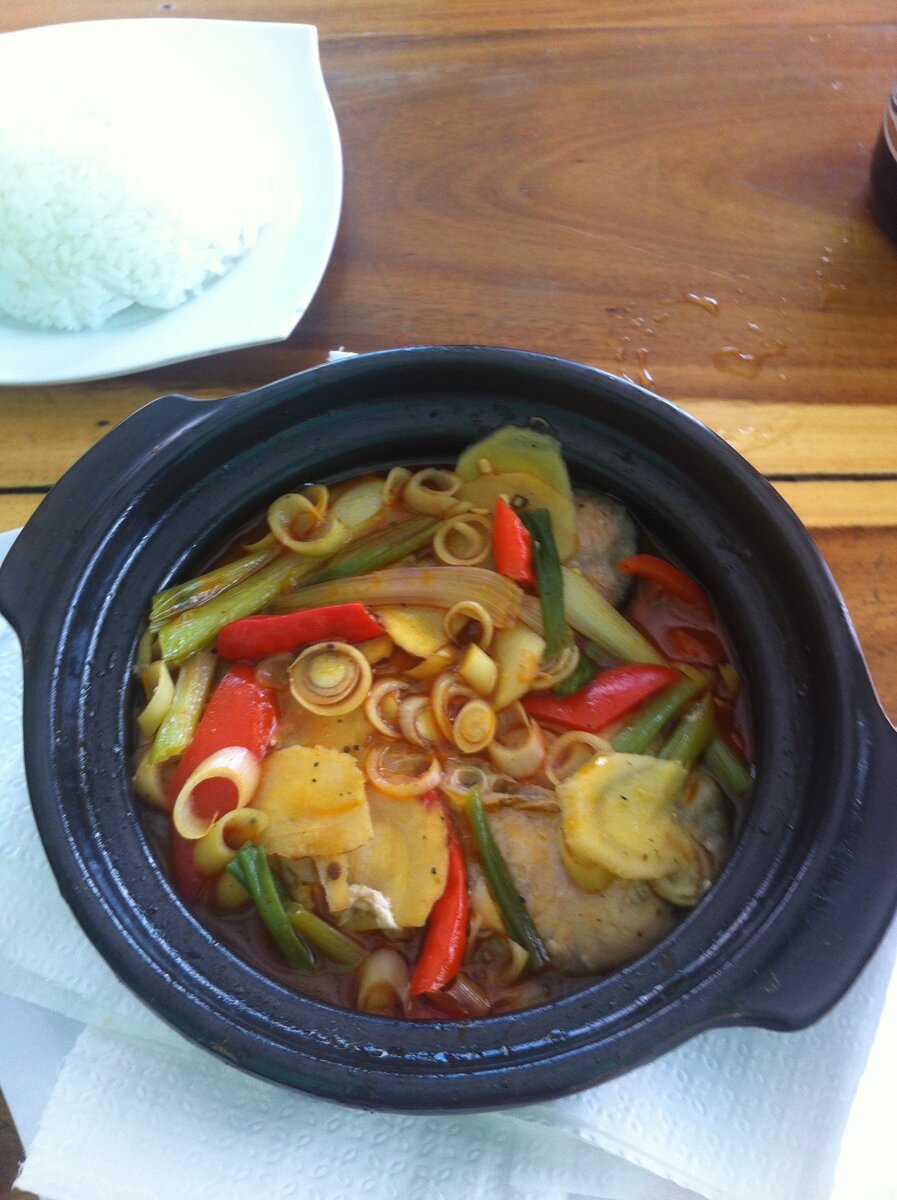 Тушеная рыба с овощами.SunTravel (с)