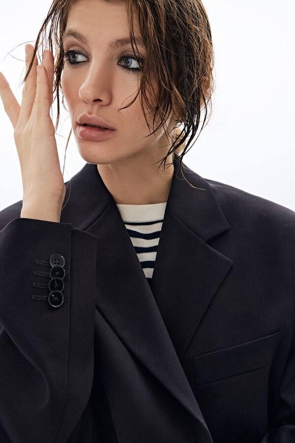 стильные образы с пиджаком. образы с кожаным пиджаком. голубой стиль в одежде. жакеты 2021-2022. белый летний пиджак.