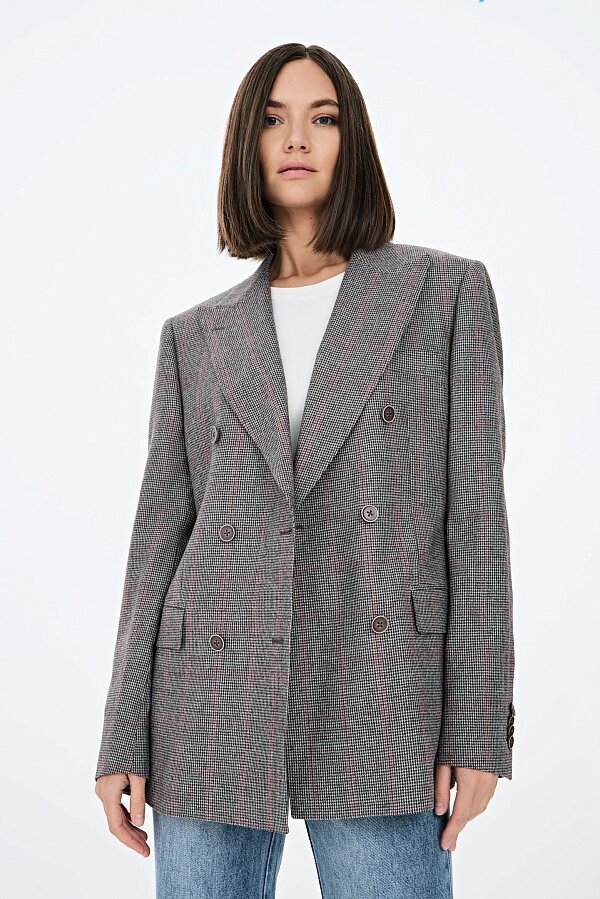 Пиджак с двумя пуговицами. Пиджак с тремя пуговицами. Пиджак мужской застегнутый. Пиджак на трех пуговицах мужской. Пуговицы для пиджака мужского.