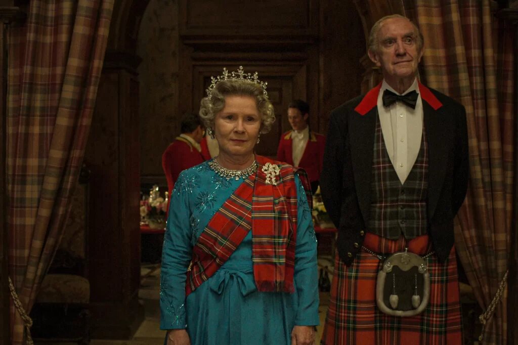 Имельда Стонтон и Сэр Джонатан Прайс в роли королевы Елизаветы II и принца Филиппа в "Короне". Фото Netflix