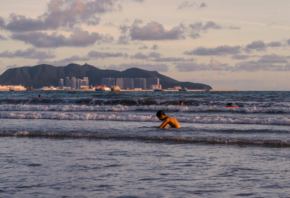 https://unsplash.com/photos/man-in-black-shorts-surfing-on-sea-during-daytime-DfA4_ov2rBM?utm_content=creditShareLink&utm_medium=referral&utm_source=unsplash