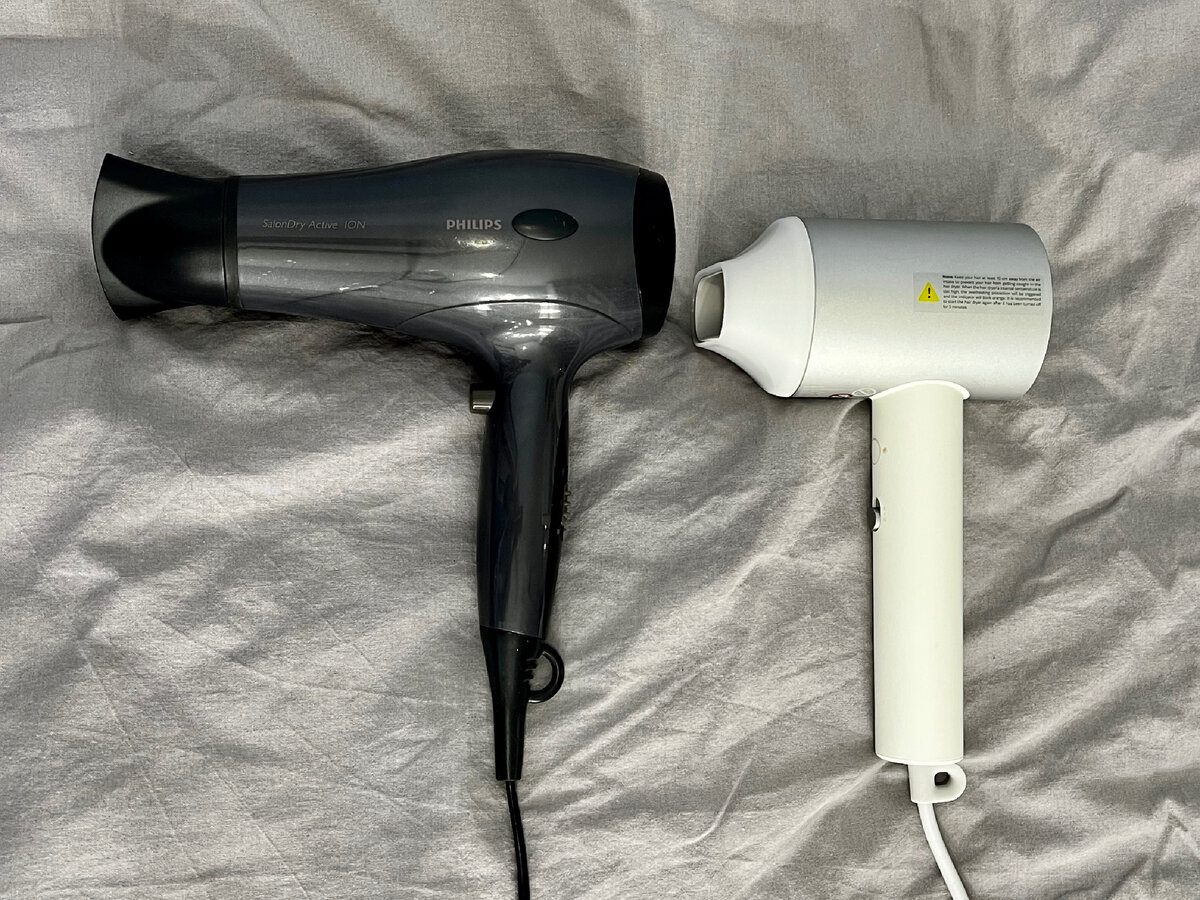 Отличаются по размеру и форме. В использовании новый фен, конечно, не так долго, как старый) Но постепенно рука привыкает пользоваться новым.