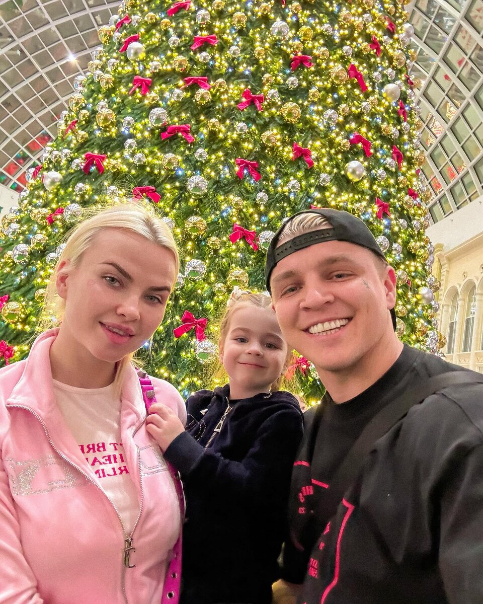    Виктор Поплеев с женой и дочерьюСоцсети Виктора Поплеева