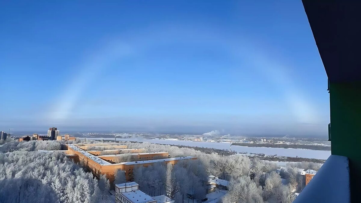     Фотограф Никита Духник заснял в небе над Нижегородской областью белую радугу в канун Рождества. Снимком мужчина поделился с подписчиками в соцсетях.