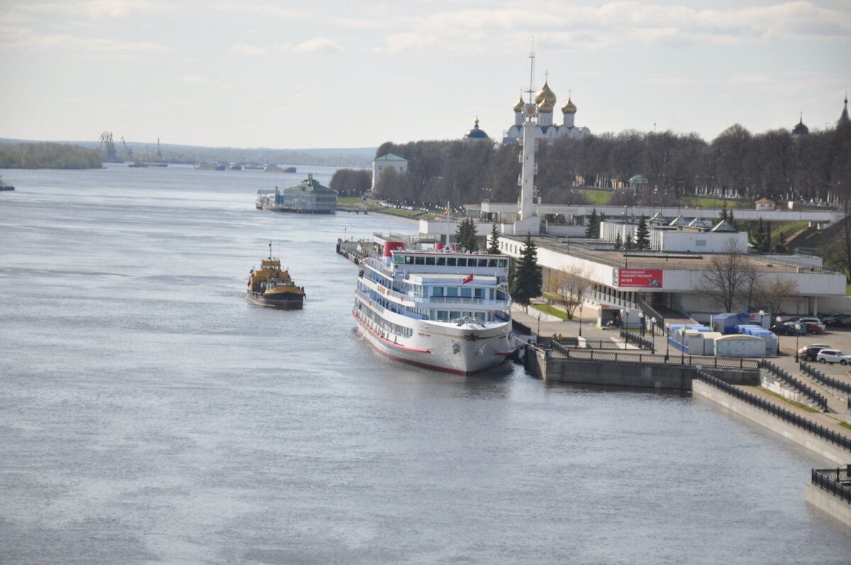 Вид на Речной вокзал с Октябрьского моста.