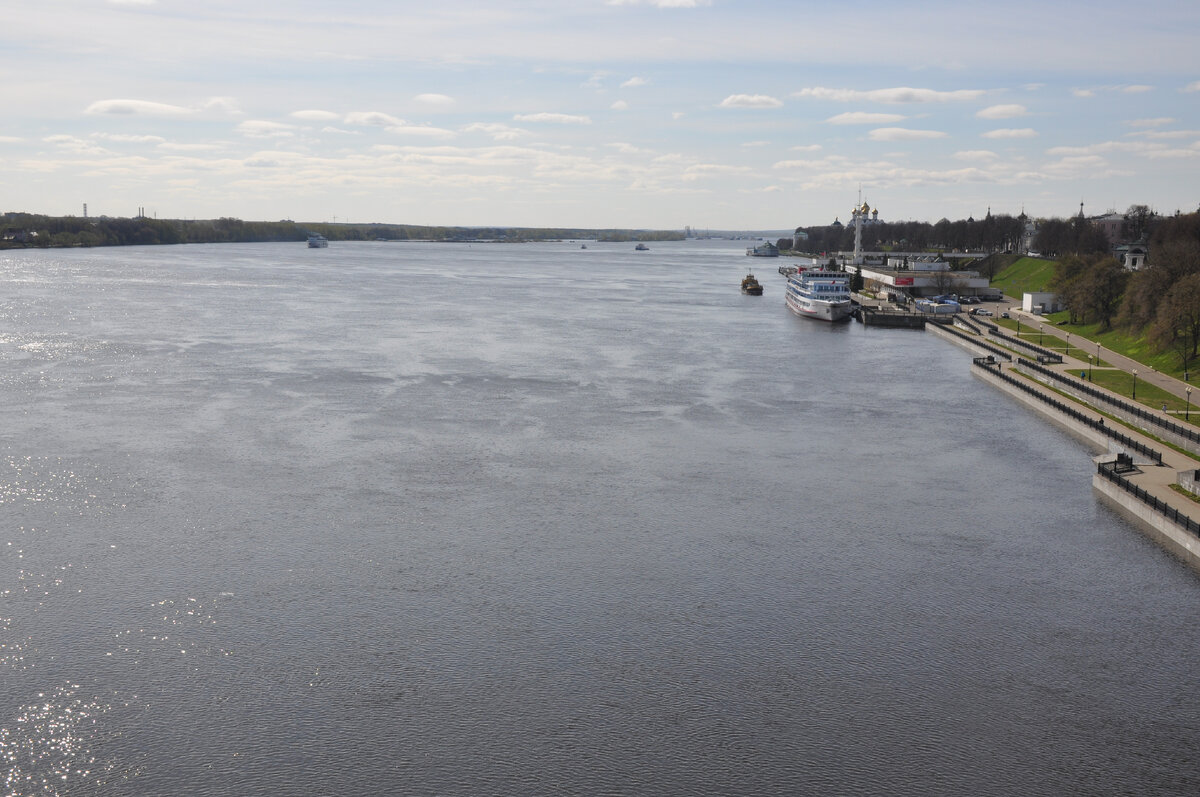 Вид на Волгу и набережную с Октябрьского моста.