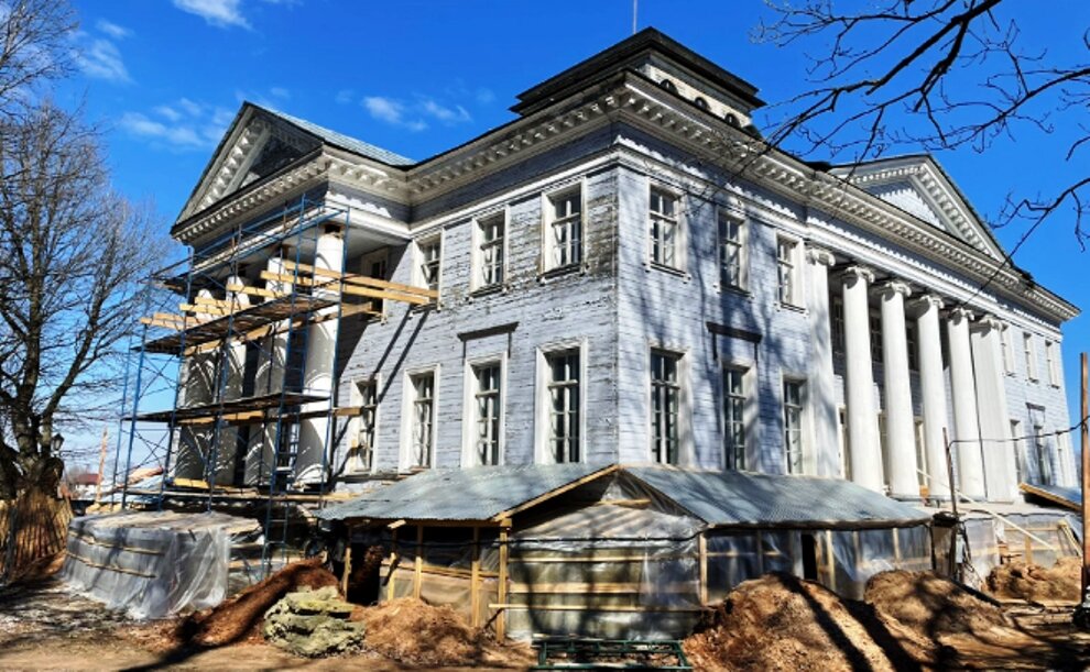 Реставрация деревянного здания — дело не быстрое