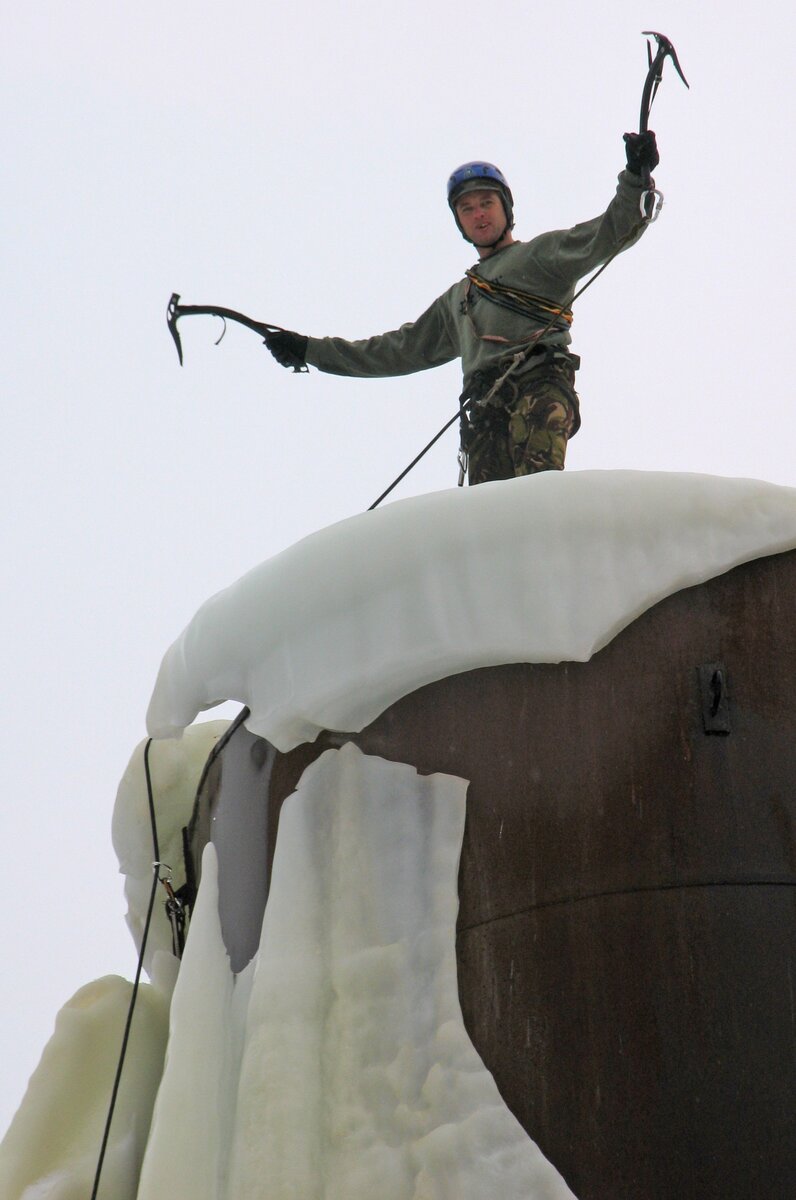 Восхождение с ледолазным снаряжением на замёрзшую водокачку
