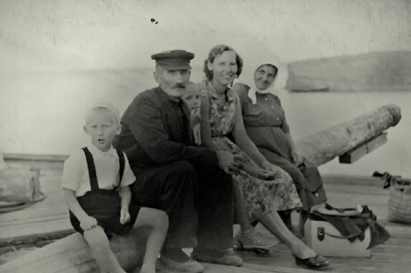    На этом фото пристань и люди на ней — все участники моего рассказа, только в другой год летних каникул на Волге (из архива Сергея Медведева)